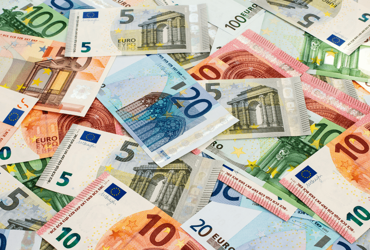 Une pile de toutes les valeurs de billets en euros