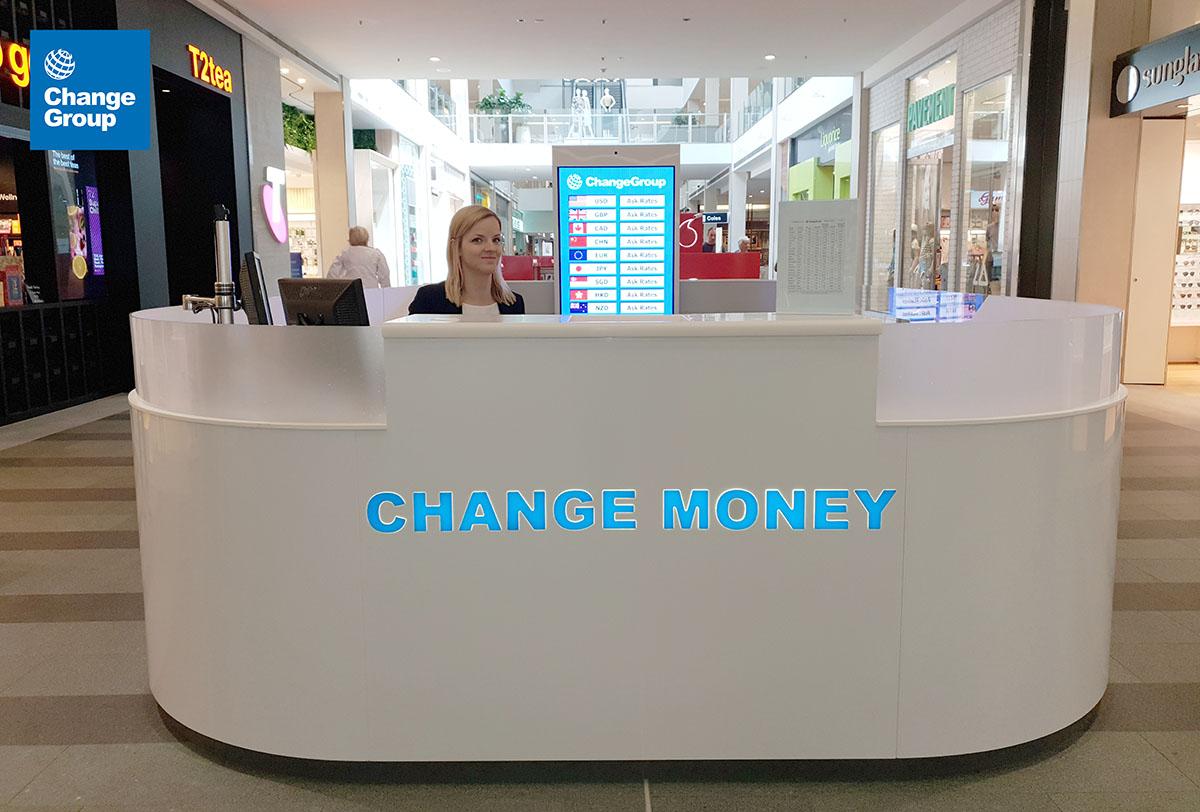 Un bureau de change ChangeGroup dans un aéroport, prêt à recevoir des visiteurs pour échanger des devises étrangères