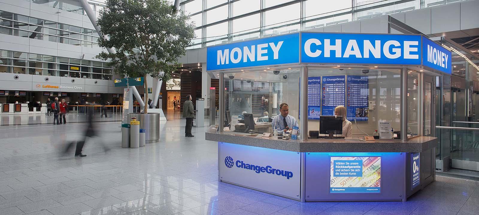 Un kiosque de ChangeGroup situé dans un aéroport, offrant des services de change aux voyageurs.