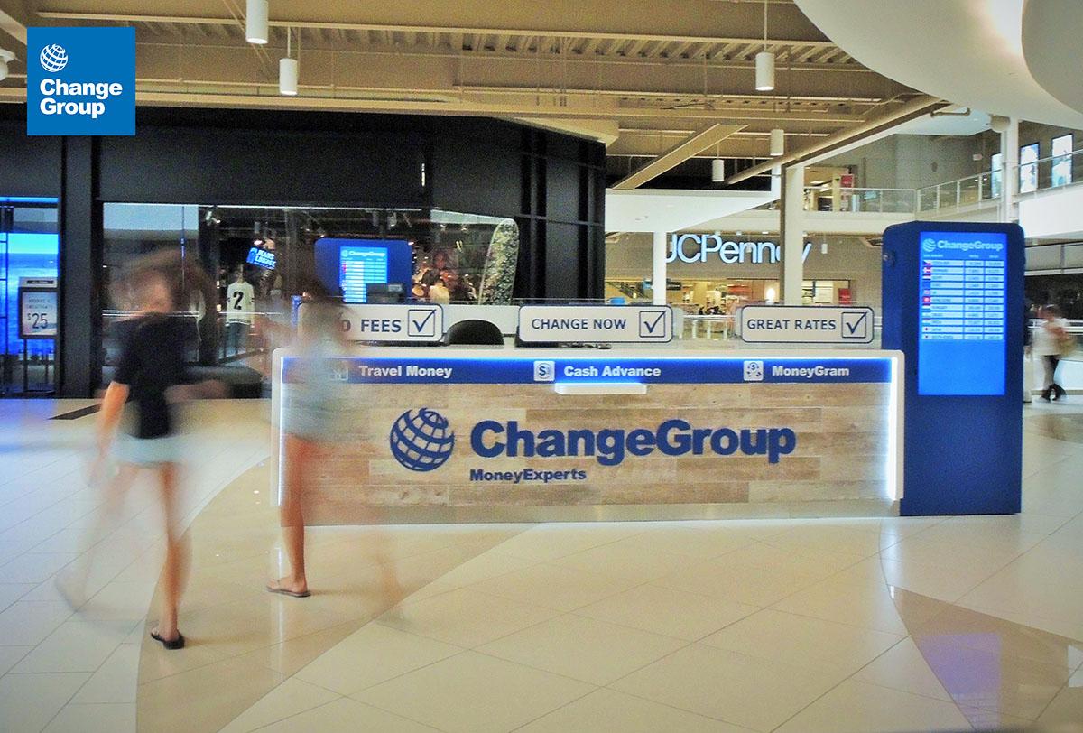 Un bureau de change ChangeGroup dans un aéroport, prêt à recevoir des visiteurs pour échanger des devises étrangères