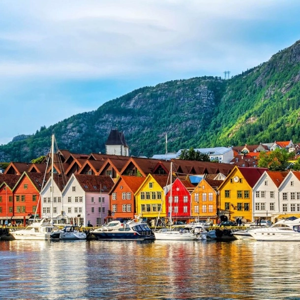 Maisons colorées de Bergen, Norvège, alignées le long du port, créant un paysage pittoresque et vibrant.