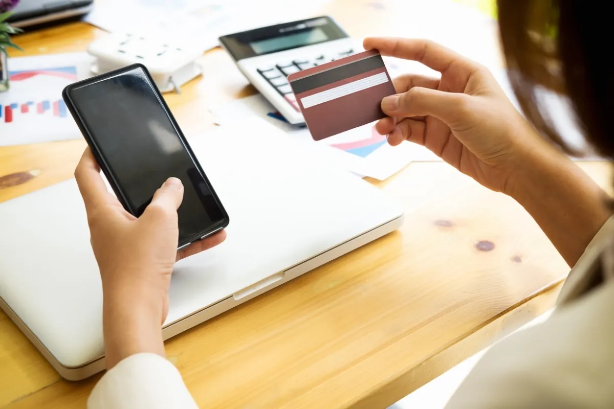 Carte multidevises vs carte bancaire classique : quelles différences ?
