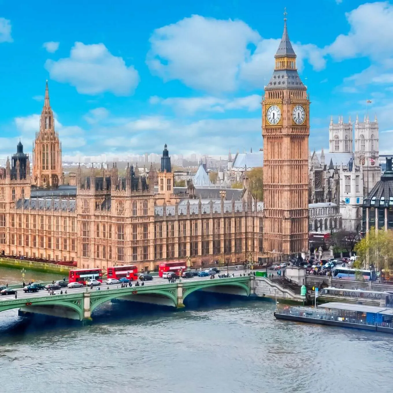 Tour de l'horloge Big Ben et les Chambres du Parlement à Londres, emblèmes de l'architecture britannique.