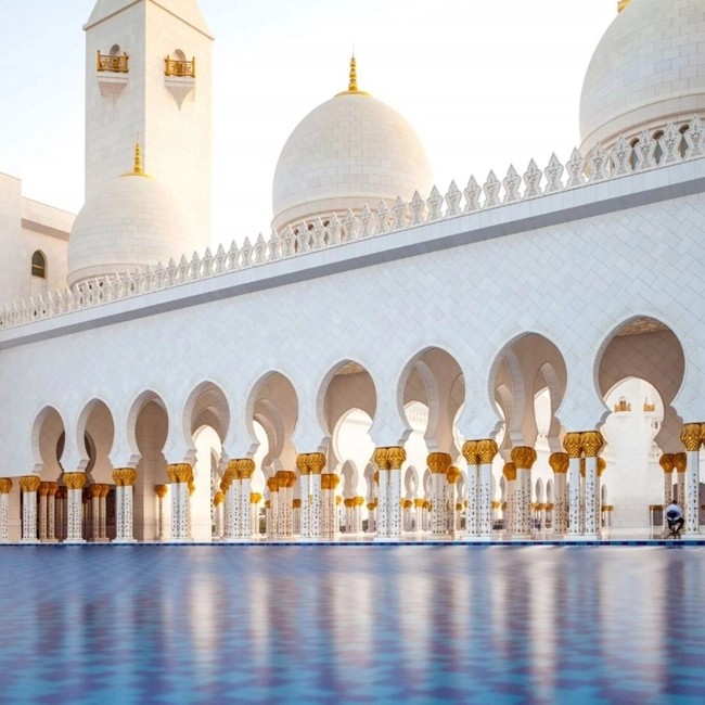 Majestic view of Abu Dhabi's Grand Mosque, a symbol of modern Islamic architecture and Emirati culture.