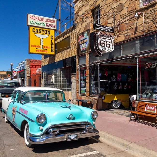  Une voiture classique stationnée devant un magasin, ajoutant une touche rétro à l'environnement commercial.