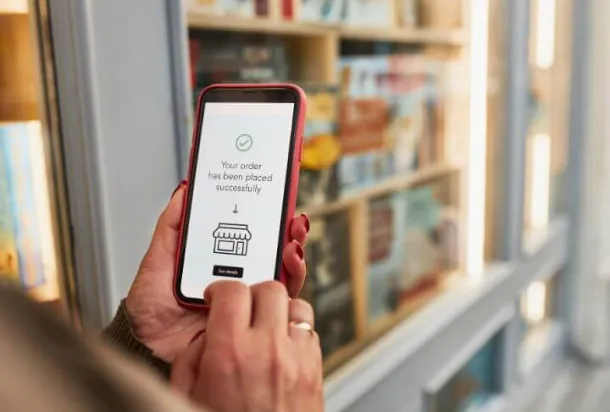 Une personne validant la vente de ses devises en ligne sur son téléphone