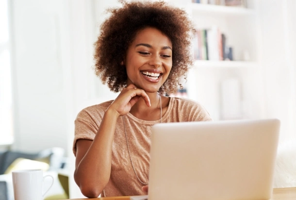 Une femme qui vend des dollars en ligne