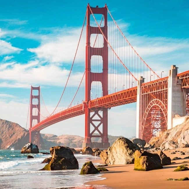 Pont du Golden Gate à San Francisco, Californie, emblématique avec ses arches dorées et son paysage urbain en arrière-plan.