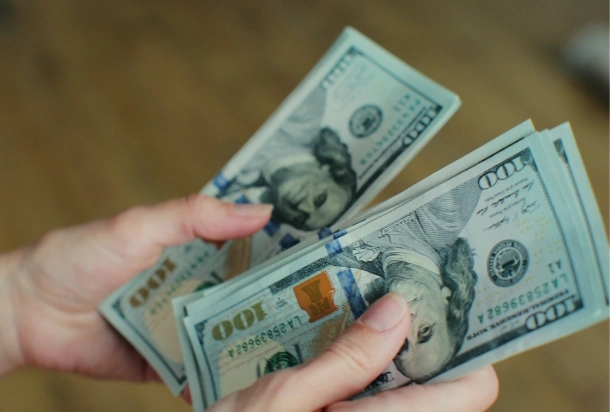 Un homme qui rapporte des USD pour les revendre