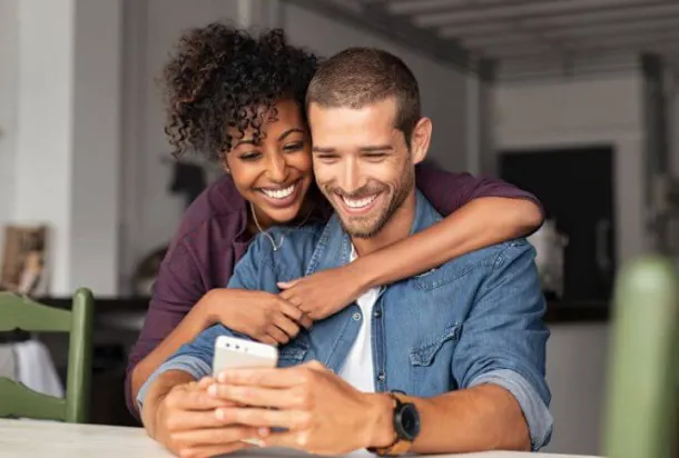 Un couple vendant des devises en ligne