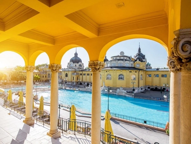 Piscine des bains thermaux de Budapest, entourée de magnifiques architectures historiques et d'une atmosphère relaxante.