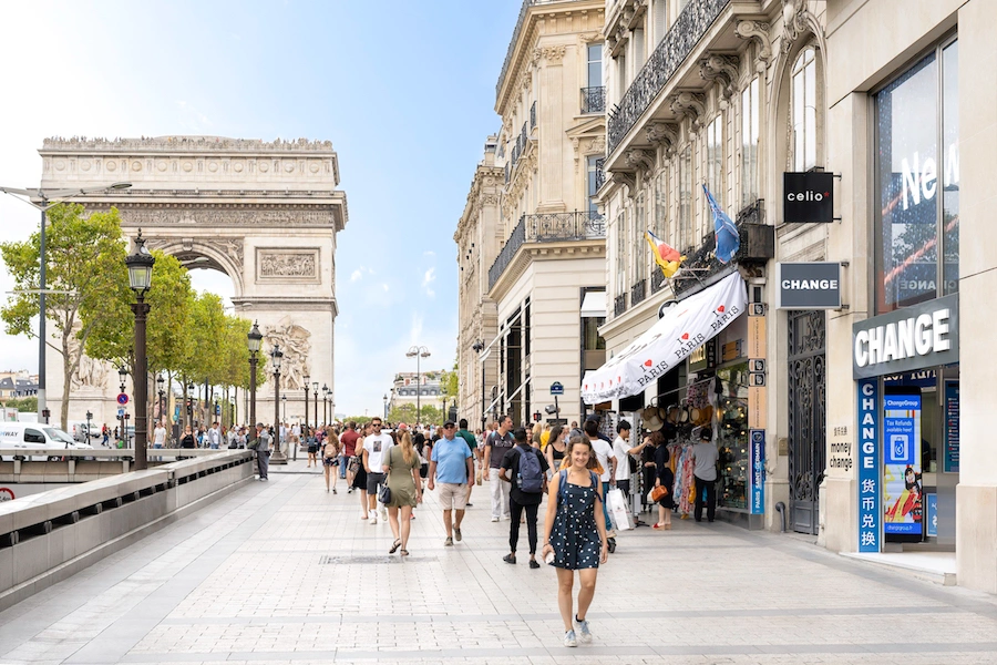 Bureau de change ChangeGroup sur les Champs-Élysées