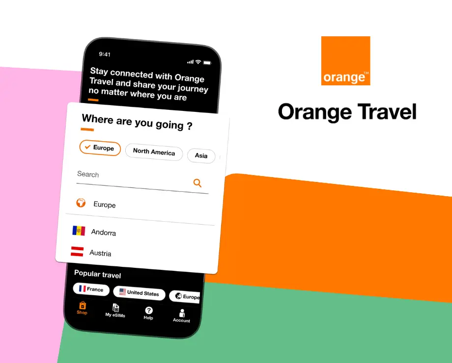Une femme portant un chapeau et une chemise blanche est en train de converser sur son téléphone portable.