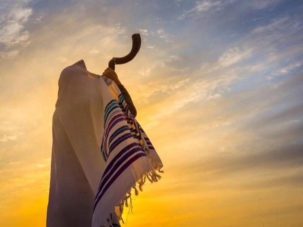 Un shofar, corne de bélier, symbole essentiel du seder juif, reposant sur une table ornée de traditions.