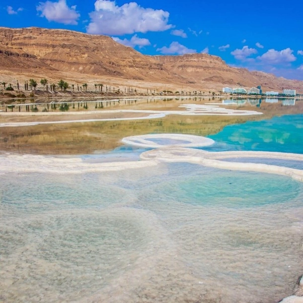 La mer Morte, un lac salé en Israël, célèbre pour sa salinité extrême et ses propriétés thérapeutiques.