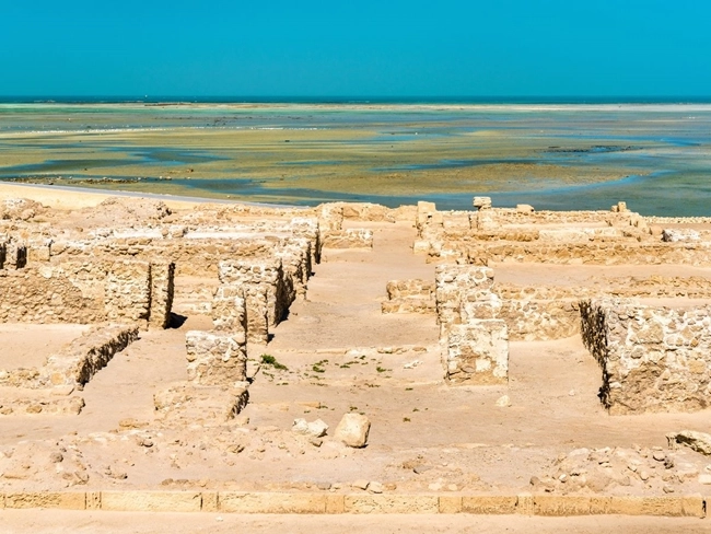 Ruines d'une ancienne ville sur le bord de la mer, témoignant d'une histoire riche et d'une architecture majestueuse.