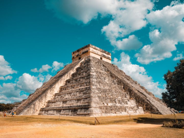 Iconic pyramid of Chichen Itza in Mexico, showcasing Mayan architectural brilliance.