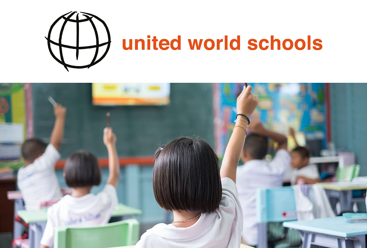 Logo UWS et image d'enfants dans une salle de classe