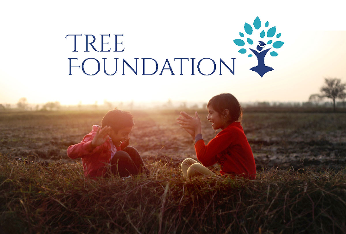 Le logo de la Tree Foundation et des enfants jouant dans un champ